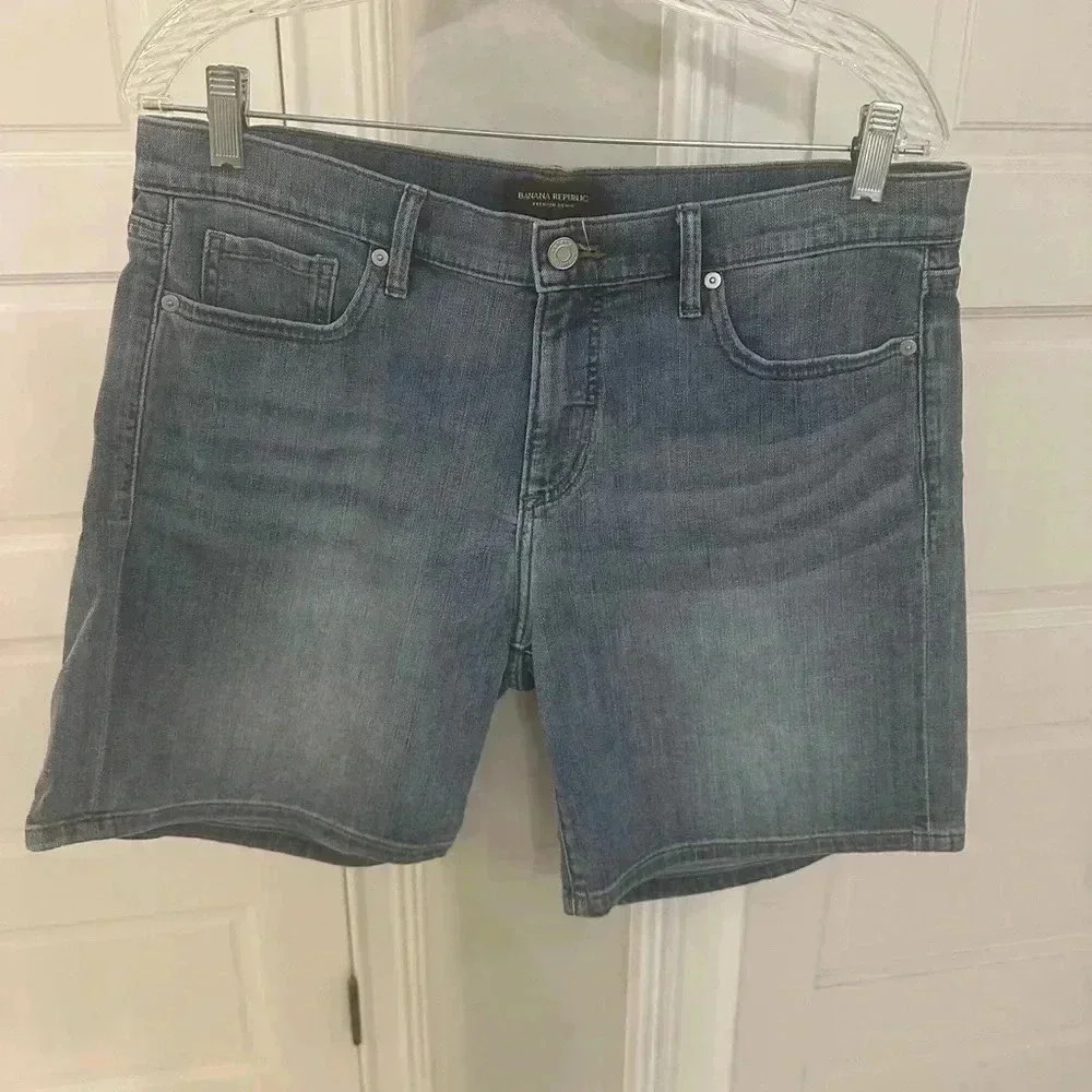 Women’s Banana Republic Blue Jean Shorts Size 8 Longer Length Medium Wash *NICE*